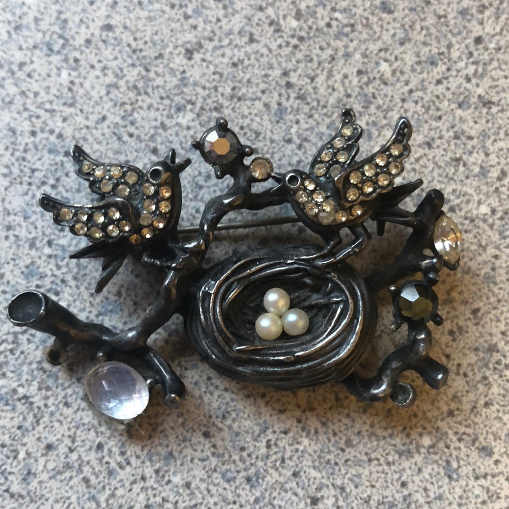 Birds and nest pin. Vintage!